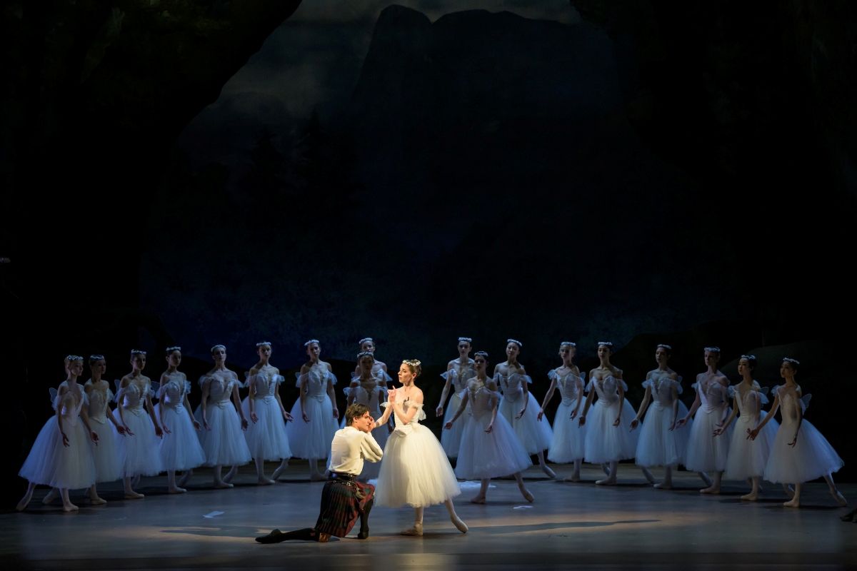Balet ND – La Sylphide (Paul Irmatov a Alina Nanu, foto Serghei Gherciu)