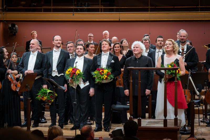 Česká filharmonie a Magdalena Kožená, 9.4.2025, Rudolfinum – Simon Rattle, Magdalena Kožená, Aleš Briscein, Andrés Moreno García, Lukáš Zeman, Florian Boesch a Česká filharmonie (foto Ivan Malý)