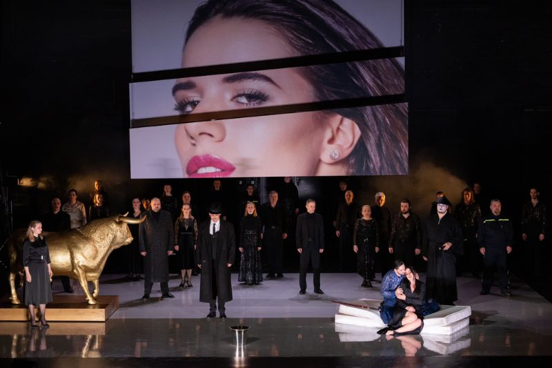 Giuseppe Verdi: La traviata, Moravské divadlo Olomouc – Raman Hasymau, Lada Bočková, Daniel Kfelíř (foto: Tereza Valnerová)