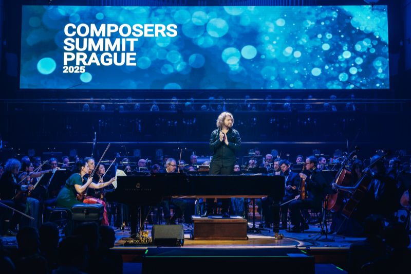 Hollywood Composers Live, 17. dubna 2025, Obecní dům, Smetanova síň, Praha – Dominik Svoboda a ČNSO (foto Petr Klapper)