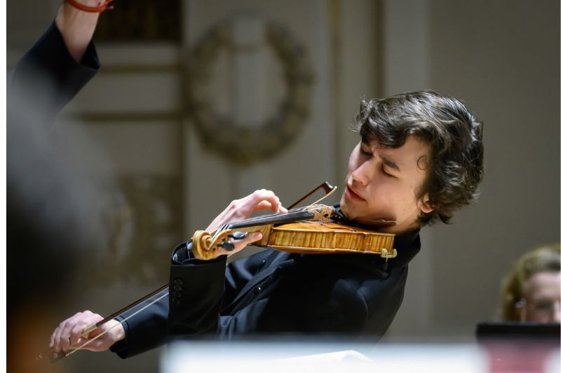 Tomáš Netopil, 9. dubna 2025, Obecní dům, Smetanova síň – Daniel Lozakovich (foto Petra Hajská)