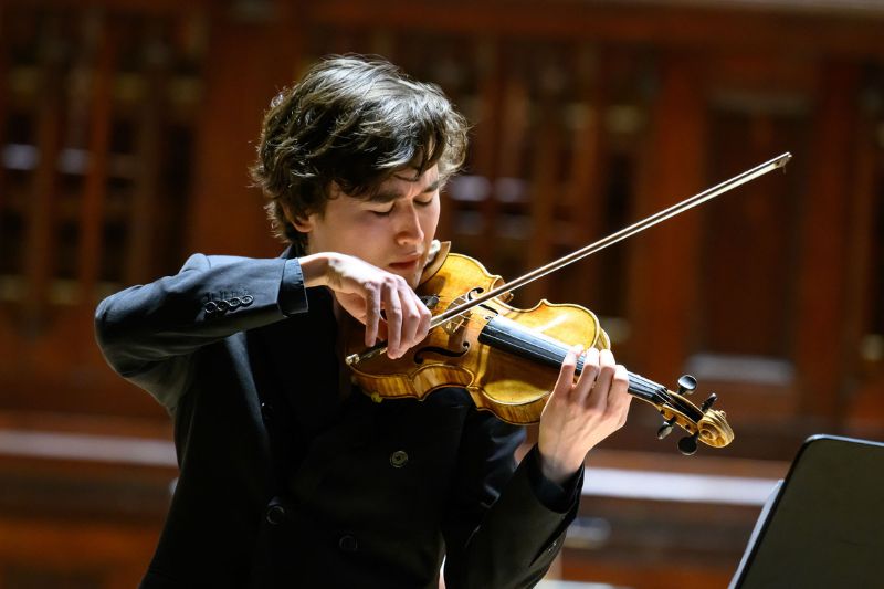 Tomáš Netopil, 9. dubna 2025, Obecní dům, Smetanova síň – Daniel Lozakovich (foto Petra Hajská)