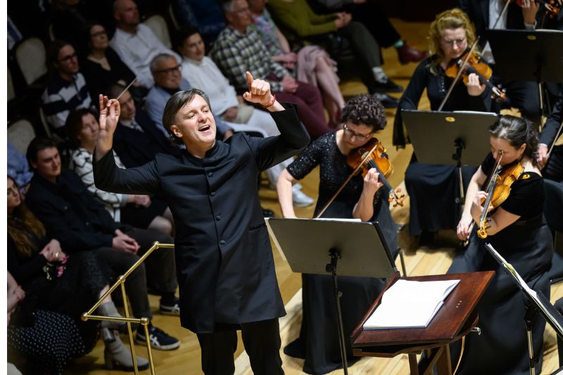 Tomáš Netopil, 9. dubna 2025, Obecní dům, Smetanova síň – Tomáš Netopil a Pražští symfonikové (foto Petra Hajská)