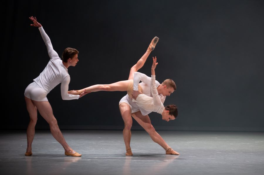 DJKT Balet Gala 2025 (Justin Rimke, Karel Roubíček a Afroditi Vasilakopoulou, foto Irena Štěrbová)