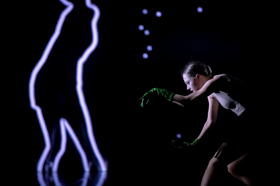 Daniela Hanelová s Cadavre exquis v divadle Ponec (foto Alžběta Hulcová | bett.ula)