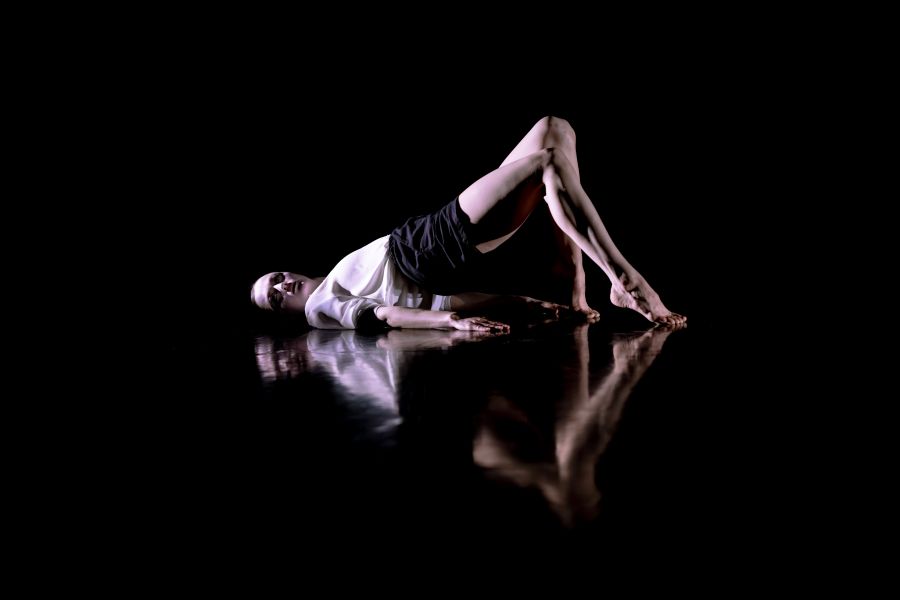 Daniela Hanelová s Cadavre exquis v divadle Ponec (foto Alžběta Hulcová | bett.ula)