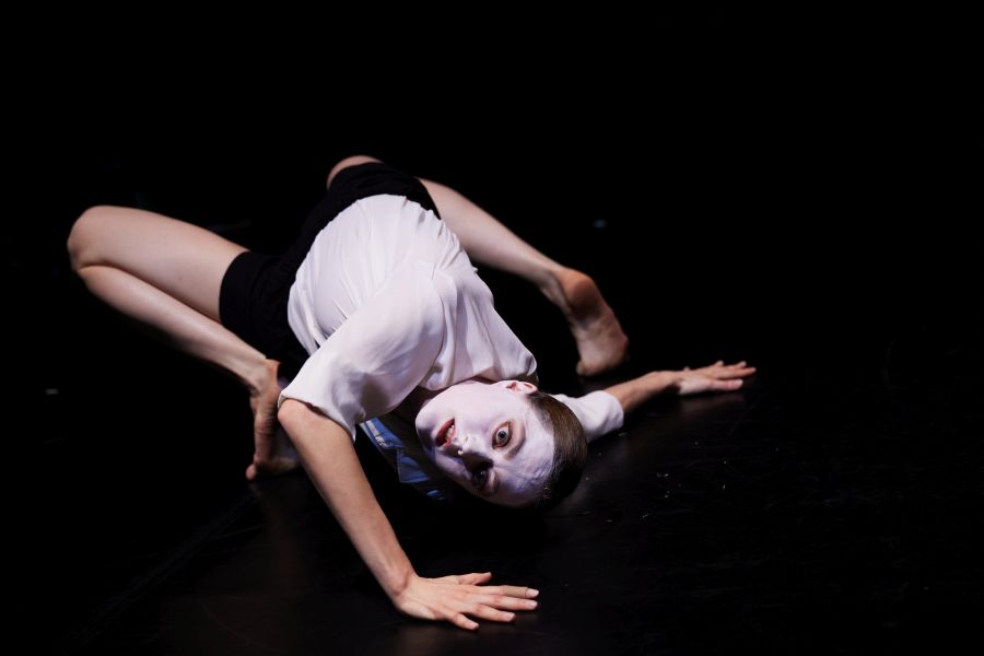 Daniela Hanelová – Cadavre exquis (foto Duša Gabor, Monodance Festival)