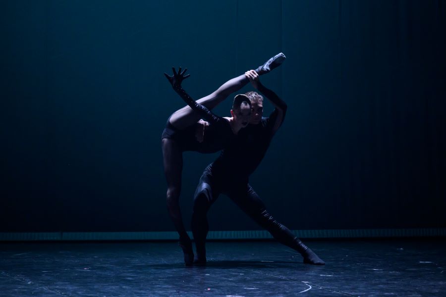 Gala Mezinárodního dne tance 2025 v Divadle Hybernia (Novella Petrucci a Giacomo Mori v Německém requiem, foto Serghei Gherciu)