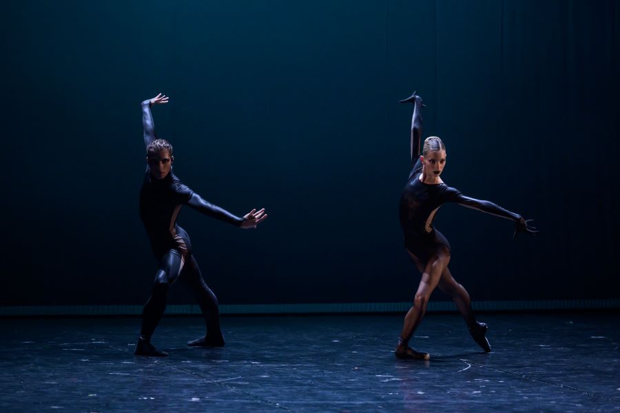 Gala Mezinárodního dne tance 2025 v Divadle Hybernia (Novella Petrucci a Giacomo Mori v Německém requiem, foto Serghei Gherciu)
