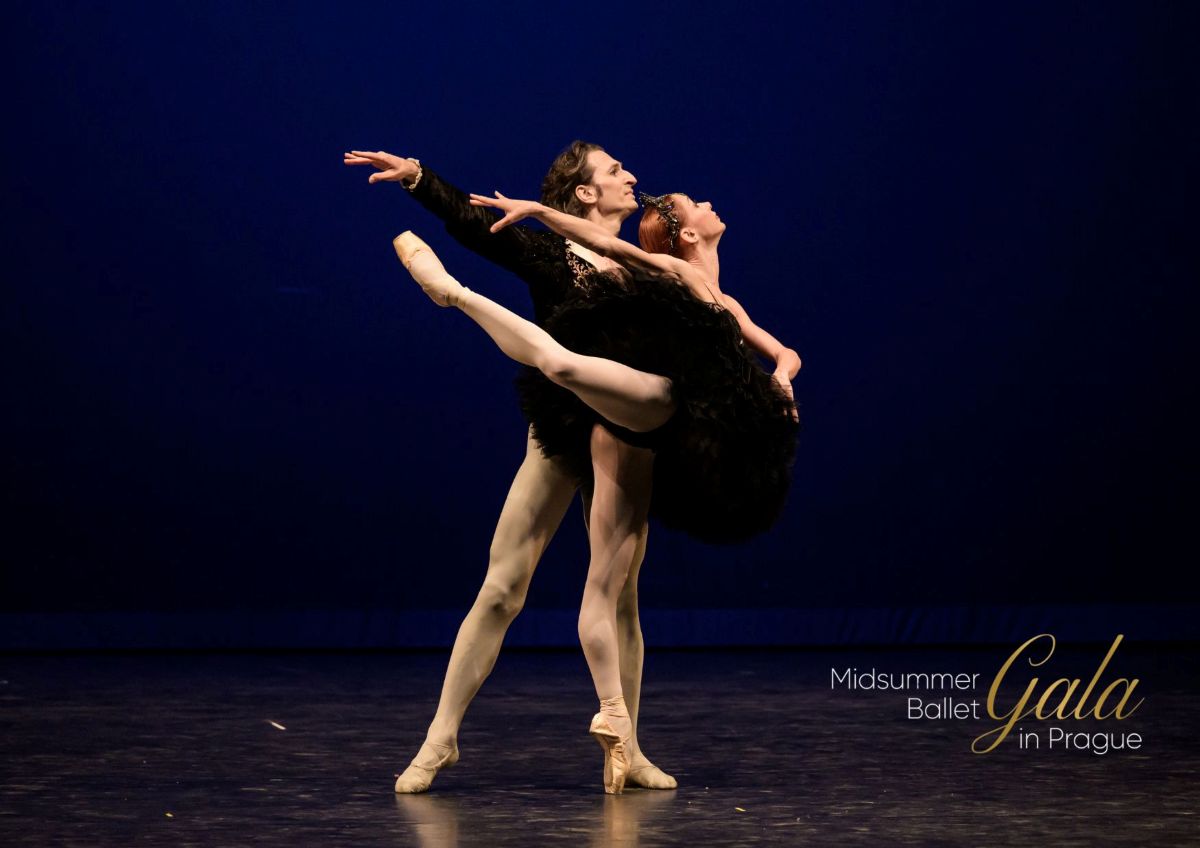 Iana Salenko a Dinu Tamazlacaru v pas de deux z Labutího jezera (Midsummer Ballet Gala 2025, foto Serghei Gherciu)