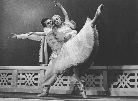 J. Šlezingerová se Štefanem Miklušem v Bachčisarajské fontáně (1972, foto archiv Moravského divadla)