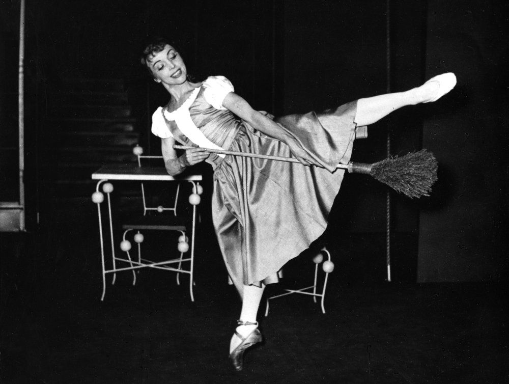 J. Šlezingrová v titulní roli baletu Popelka (foto Ivan Šimáček, 1963, Moravské divadlo Olomouc)