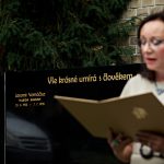Pietní akt uložení ostatků Jaromíra Vomáčky v novém hrobě Nadace Život umělce na Vinohradských hřbitovech (foto Barbora Fialová)