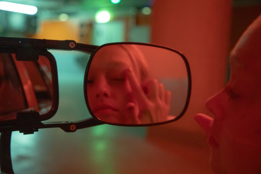 Lara Vejrup Ostan ve svém projektu Driver (foto Benedicte Ramfjord)