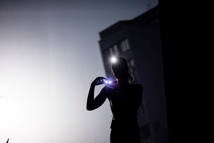 Magda Szpecht – Ona stojí uprostřed bojiště (Agata Różycka, foto Vojtěch Brtnický, Bazaar 2025)