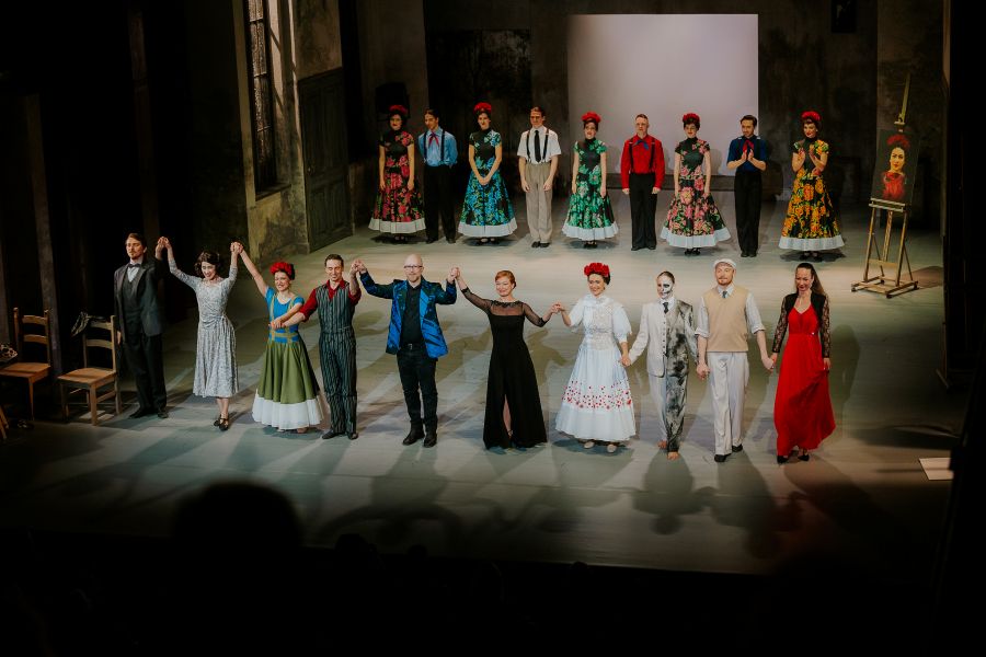 Marika Mikanová s tanečníky Štátne opery v Banské Bystrici na premiéře Fridy (foto Katarína Baranyai)