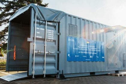 Mobilní konzervační pracoviště určené pro záchranu ukrajinského listinného dědictví Archa I (zdroj Martin Baxa)