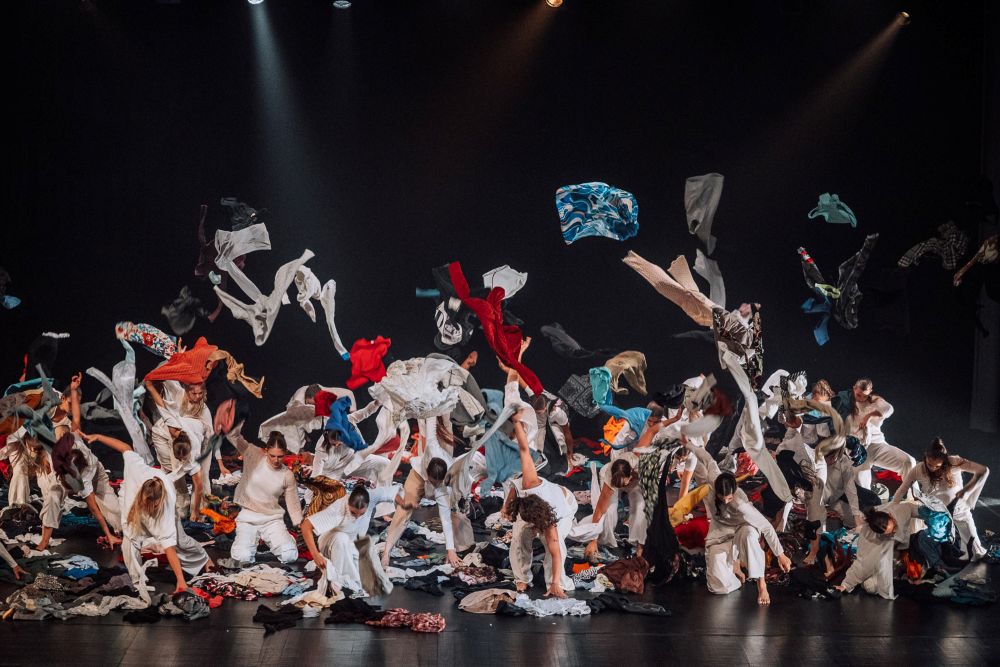 Momentum Dance Team – Certainly, maybe… (foto Marek Jančúch, festival Tanečno 2025)