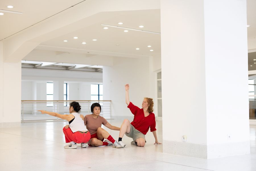 Museography Choreography (Nhung Dang, Ran Jiao, Daniela Kolková, foto Adéla Vosičková)