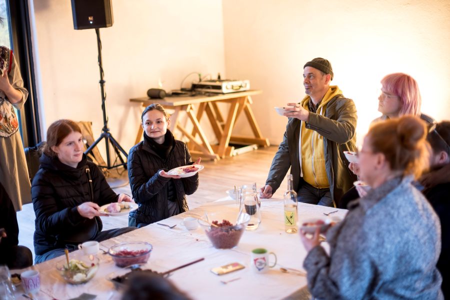 Na performativním pikniku na Bazaaru 2024 (foto Vojtěch Brtnický)