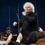 Česká filharmonie a Magdalena Kožená, 9.4.2025, Rudolfinum – Simon Rattle (foto Ivan Malý)