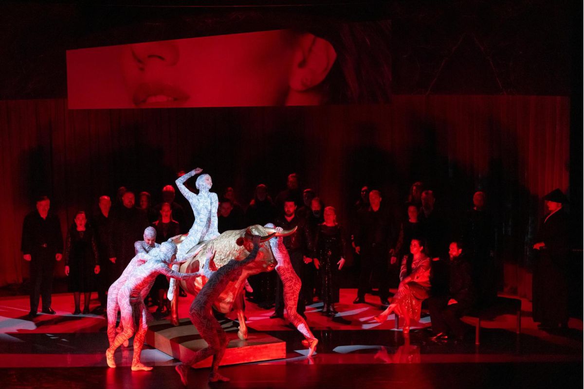 Giuseppe Verdi: La traviata, Moravské divadlo Olomouc – sbor opery Moravského divadla Olomouc (foto: Tereza Valnerová)