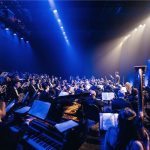 Hudba spojuje: Benefiční koncert Hollywoodských skladatelů, 22. duben 2025, Veletržní palác, Praha – Christophe Beck a Český národní symfonický orchestr (foto Petr Klapper)