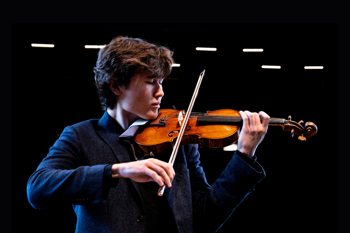 Daniel Lozakovich (foto Martin Raphaël Martiq)
