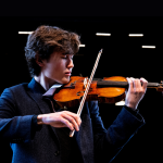Daniel Lozakovich (foto Martin Raphaël Martiq)