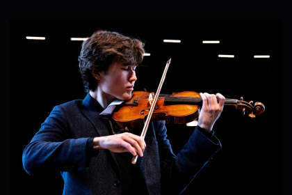 Daniel Lozakovich (foto Martin Raphaël Martiq)