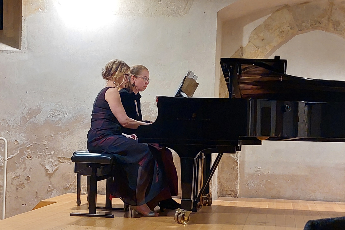 Hudební salón Café crème: Erik Satie – Monika Knoblochová, Dagmar Šašková, 6. dubna 2025 (zdroj Hudební salón Café crème)