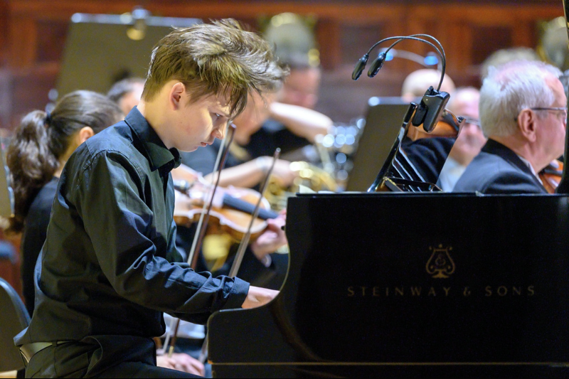 Třináctiletý sólista Adam Znamirovský zahrál klavírní koncert Edwarda Griega společně s FOK ve Smetanově síni 21. října 2023 (zdroj Symfonický orchestr hl. m. Prahy FOK)