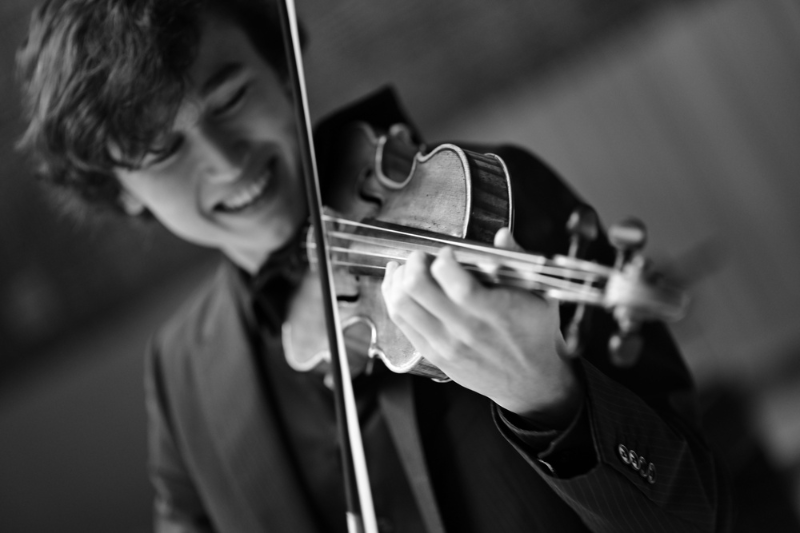 Daniel Lozakovich (foto Sasha Gusov)