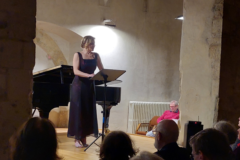 Hudební salón Café crème: Erik Satie – Dagmar Šašková, 6. dubna 2025 (zdroj Hudební salón Café crème)