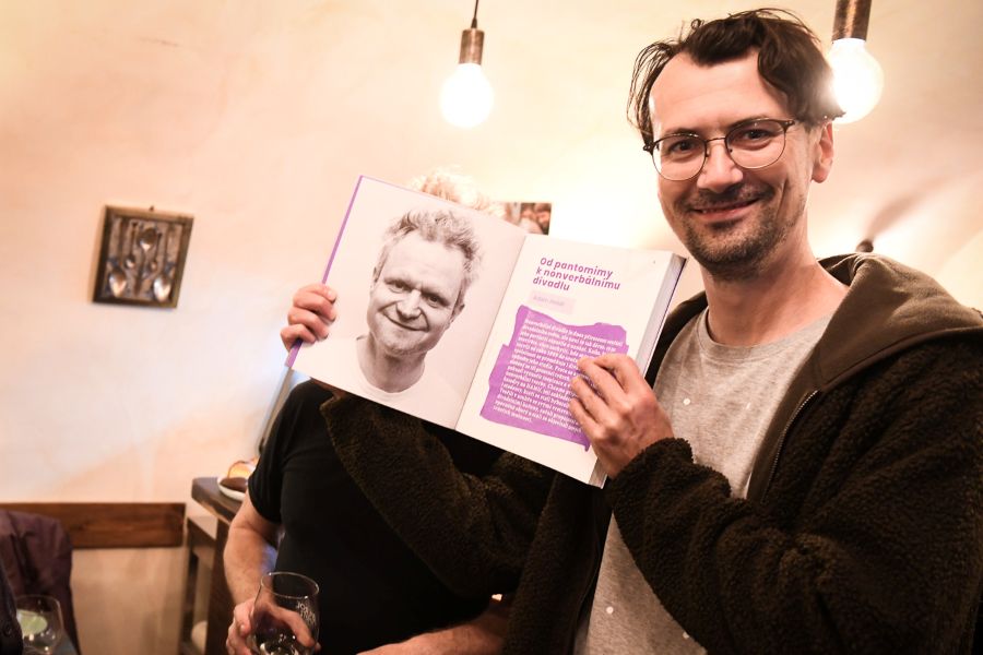 Ondřej Cihlář ukazuje Adama Halaše (foto Michal Hančovský)