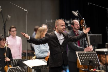 Prague Offspring: Ensemble Modern I, 30. května 2025, DOX+, Praha – Michael Wendeberg a Ensemble Modern (foto Milan Mošna)