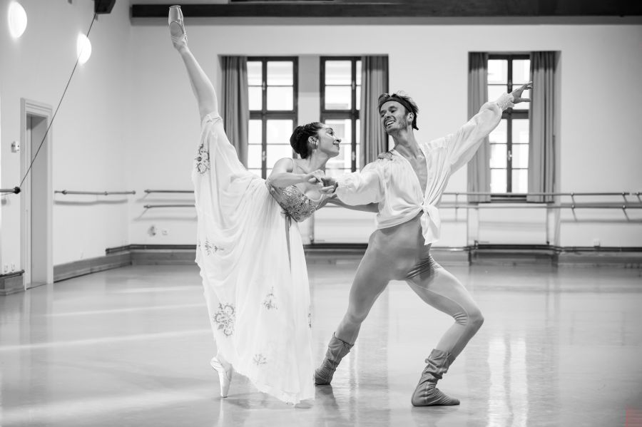 Romina Contreras a Patrik Holeček zkouší Romea a Julii (foto Serghei Gherciu)