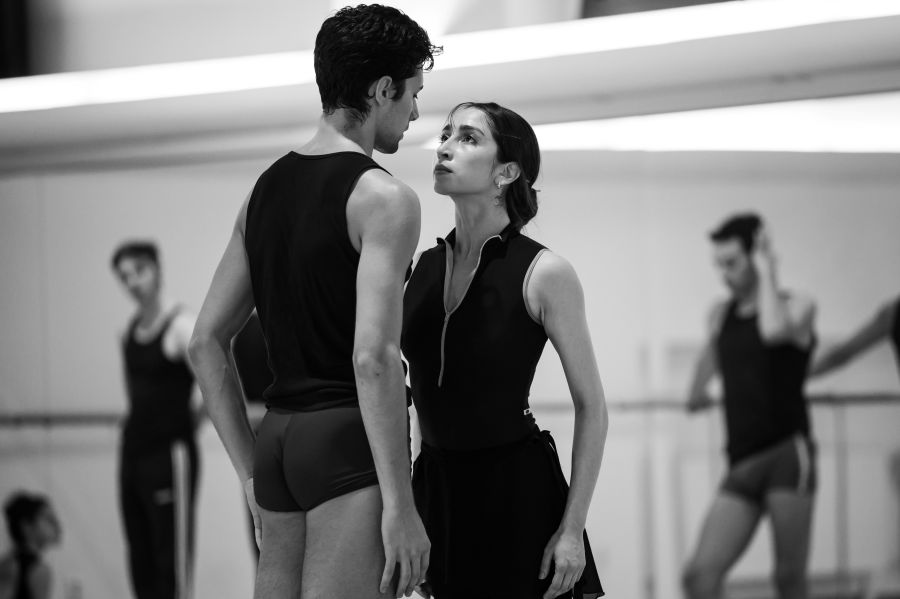 Romina Contreras na zkoušce Beyond Vibrations (foto Serghei Gherciu)