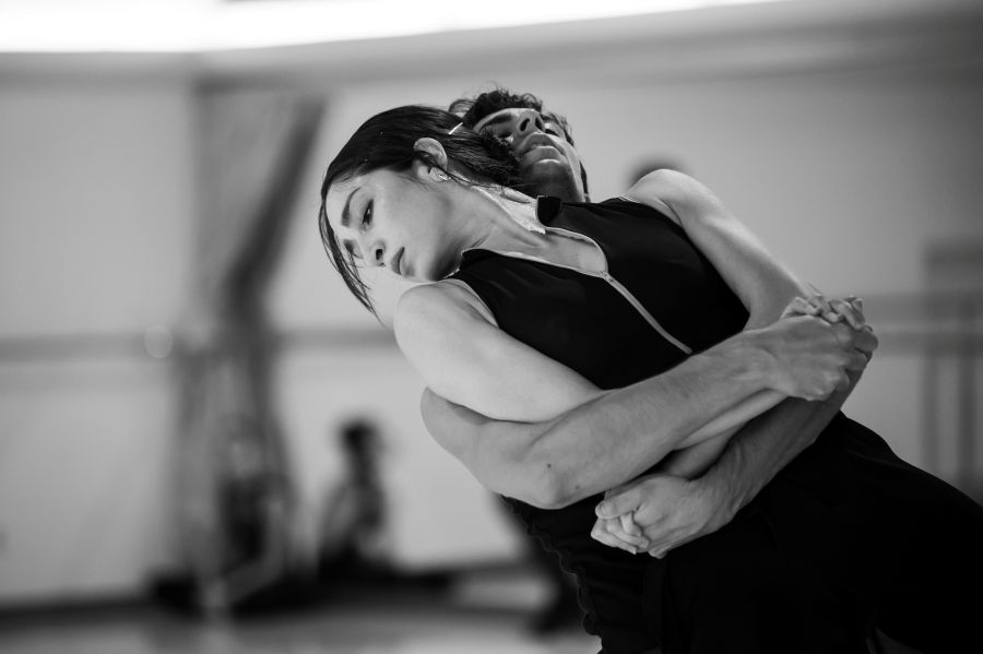 Romina Contreras na zkoušce Beyond Vibrations (foto Serghei Gherciu)