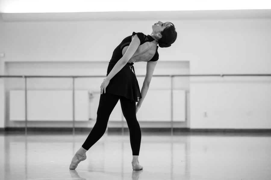 Romina Contreras na zkoušce Beyond Vibrations (foto Serghei Gherciu)