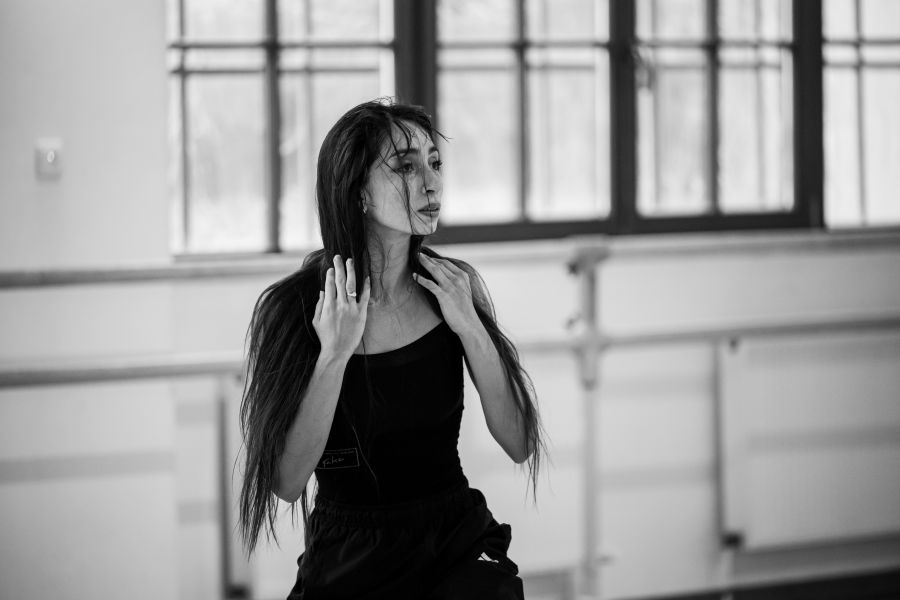 Romina Contreras na zkoušce baletu Slunečník, Měsíčník a Větrník (foto Serghei Gherciu)