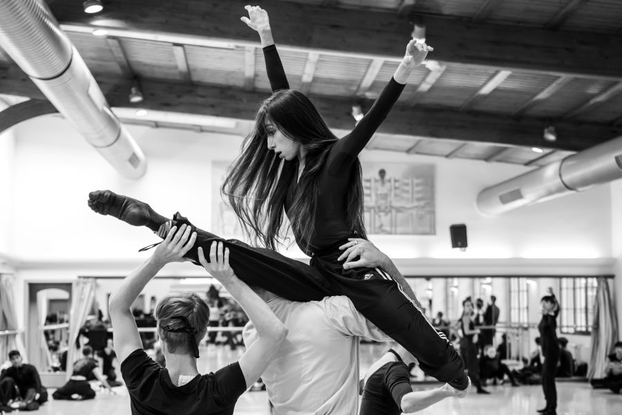 Romina Contreras na zkoušce baletu Slunečník, Měsíčník a Větrník (foto Serghei Gherciu)
