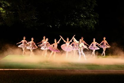 Šípková Růženka před Otáčivým hledištěm (foto Michal Hančovský)