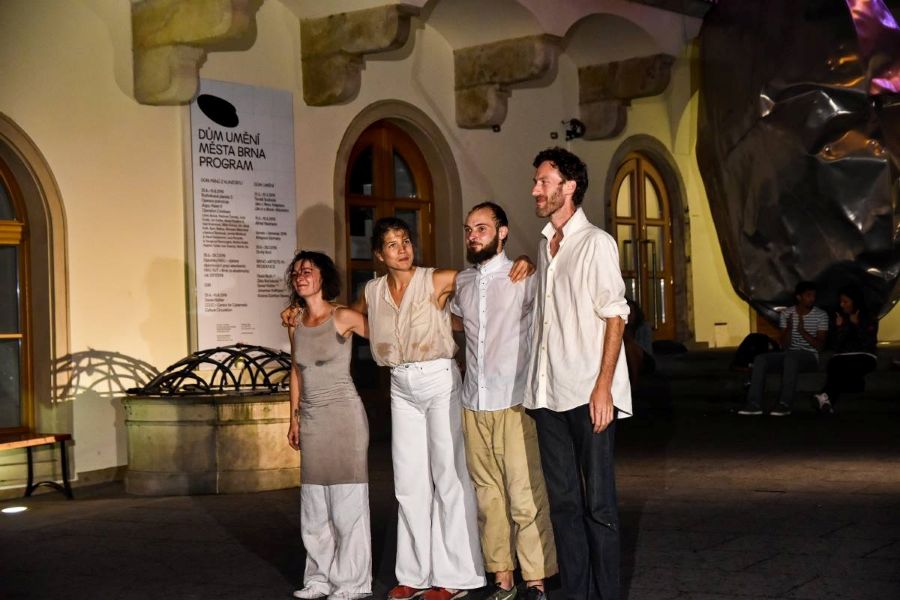 Spolek ORBITA na vystoupení před několika lety (foto archiv umělců)