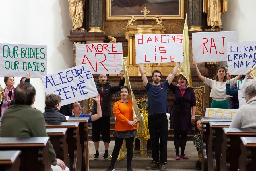 Tanec v galerii – A Fancy (foto Julie Stehnová)