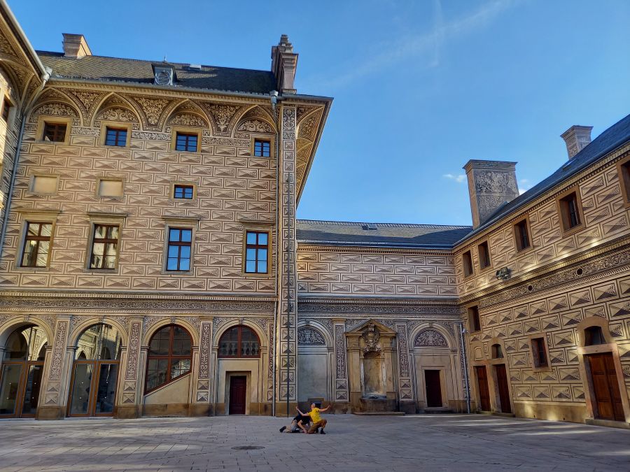 Tanec v galerii – A Fancy (nádvoří Schwarzenberského paláce, foto L. Kocourková)