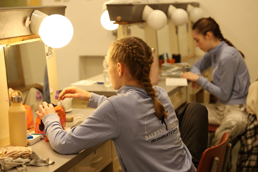 V libereckém baletu v zákulisí před Sněhovou královnou (foto Kristýna Housková)