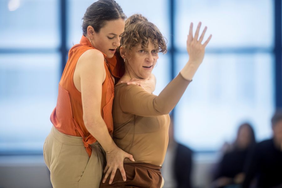 Weronika Pelczyńska a Magda Fejdasz – Sochařky (Dana Chmielewska a Monika Szpunar, foto Vojtěch Brtnický)