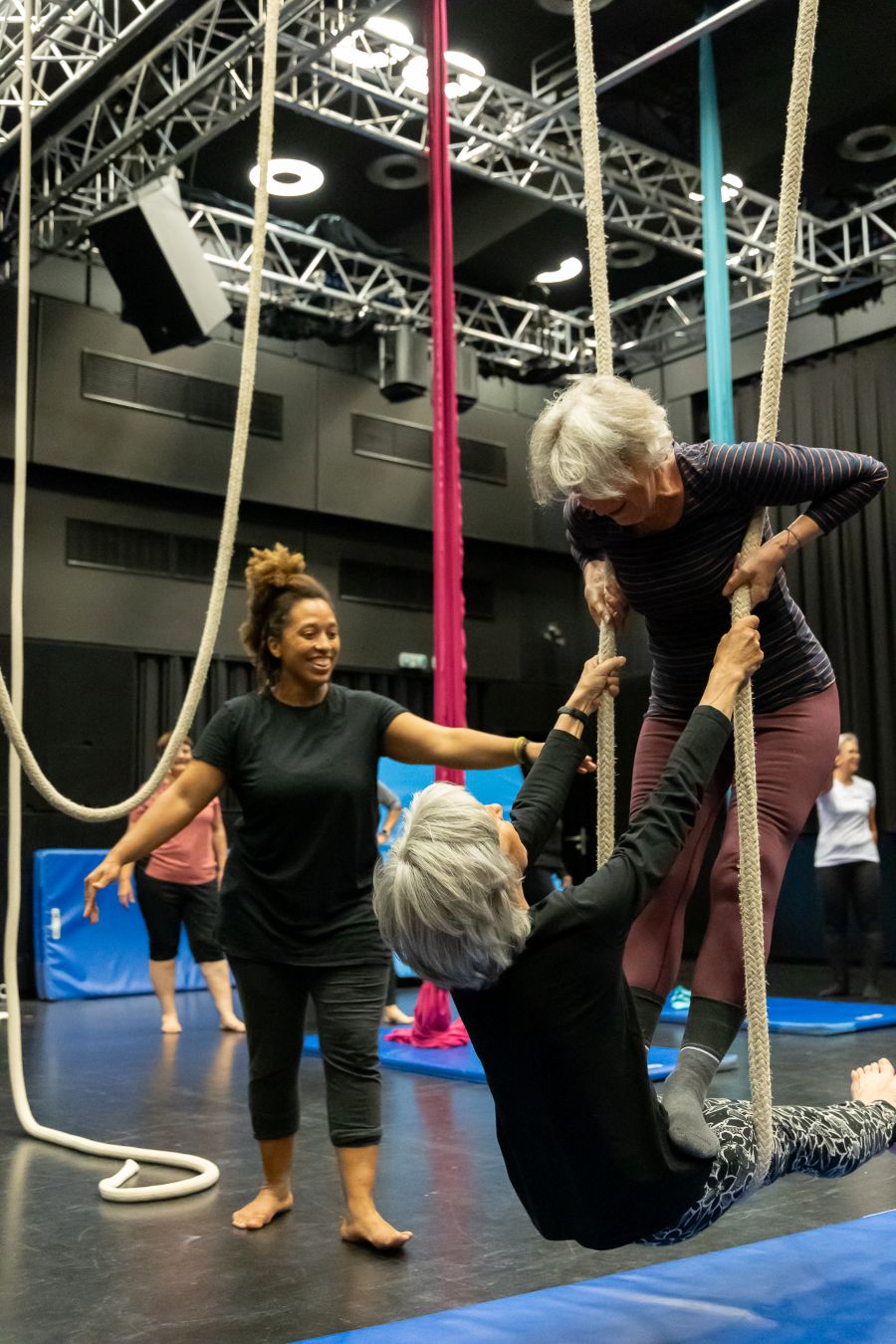 Workshopy se Stéphanie N'Duhirahe (foto Alena Češková, KoresponDance 2025, Jihlava)