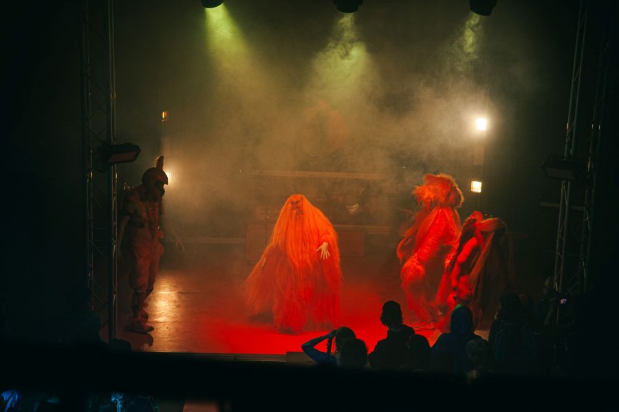 Y: Roaaarrrrr v Divadle X10 (Headbanger, foto Barbora Josefina Meijer)